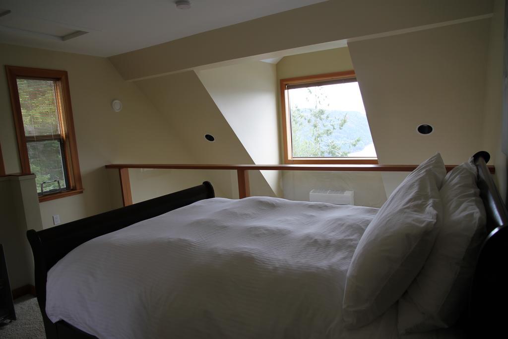 Moon Water Lodge Malahat Kültér fotó