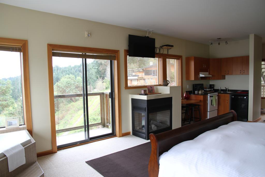 Moon Water Lodge Malahat Kültér fotó